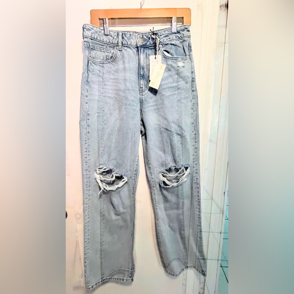 Retro 90’s Fit, Light Blue Distressed Women’s Jeans Size 29